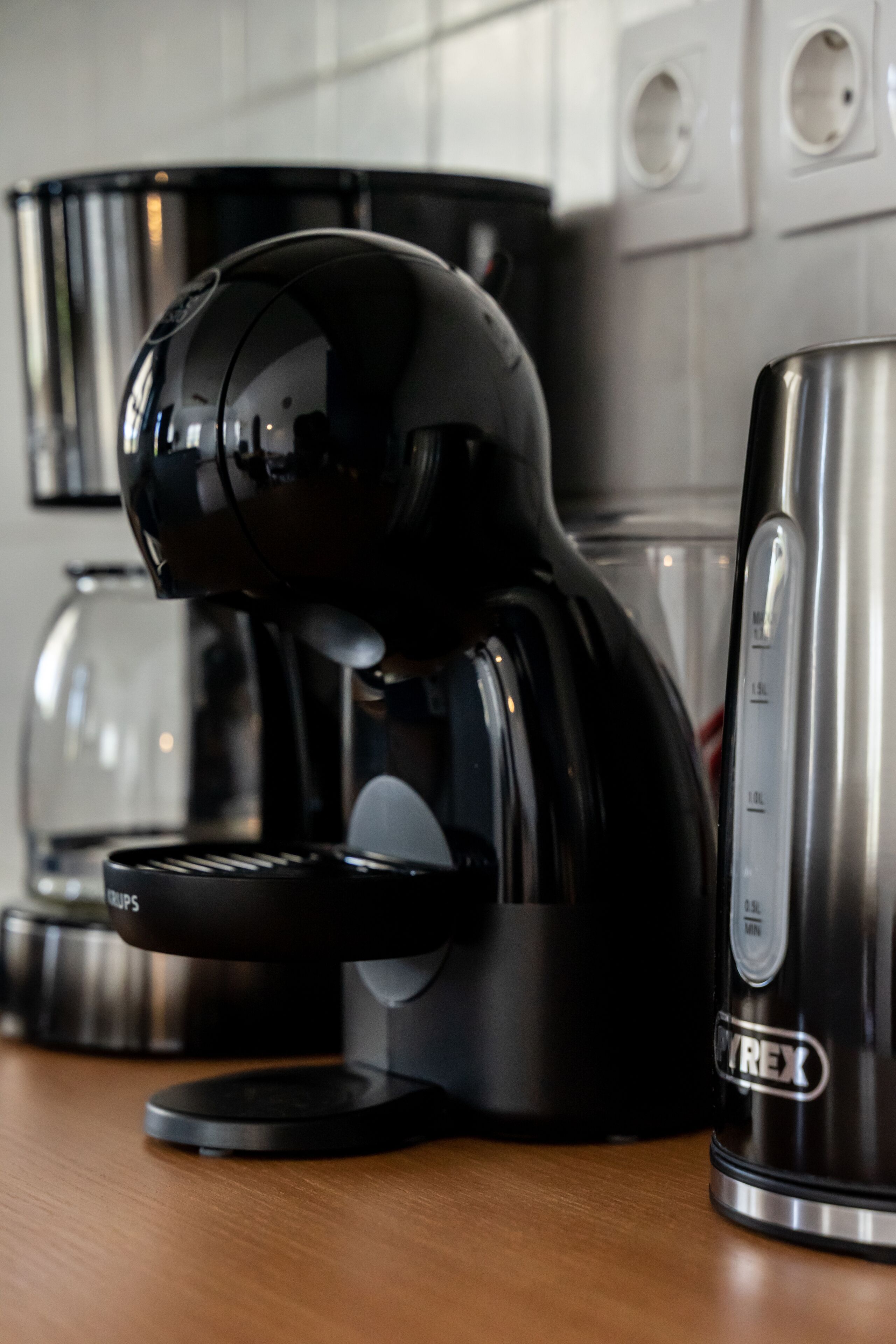 Een zwarte koffiemachine met een digitaal display op een aanrecht.