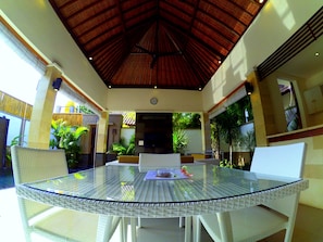 Vila, 2 quartos | Área de estar | TV LED