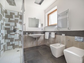Deluxe Double Room | Bathroom - Orange Suites (Sorrento)