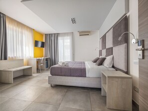Quarto casal luxo | Roupas de cama premium, frigobar, escrivaninha