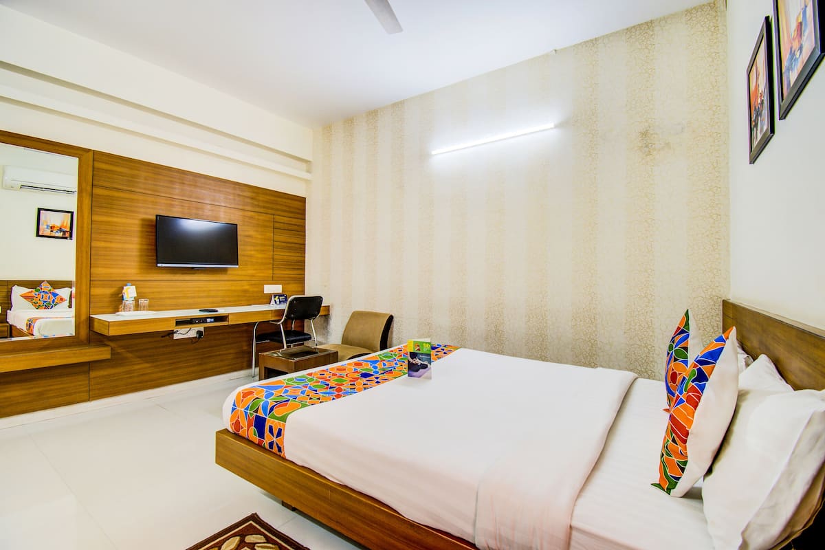 Quarto luxo | Roupas de cama premium, cofres nos quartos, escrivaninha