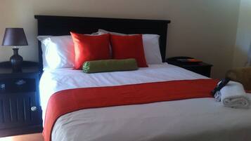 Standard Double Room, Garden View | Desk
