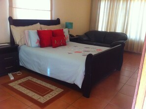 Quarto casal standard, vista para o jardim | Escrivaninha