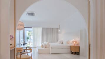Un dormitorio moderno con una cama grande, mesitas de noche y un escritorio con una silla.