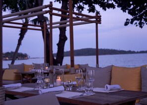 2 restaurantes; se sirven desayunos y cocina local e internacional