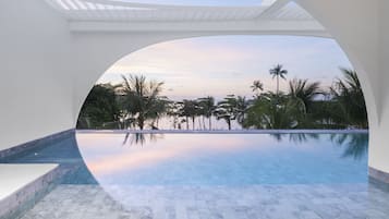 Oceanfront 1 Bedroom Pool Suite | Ropa de cama de alta calidad y minibar