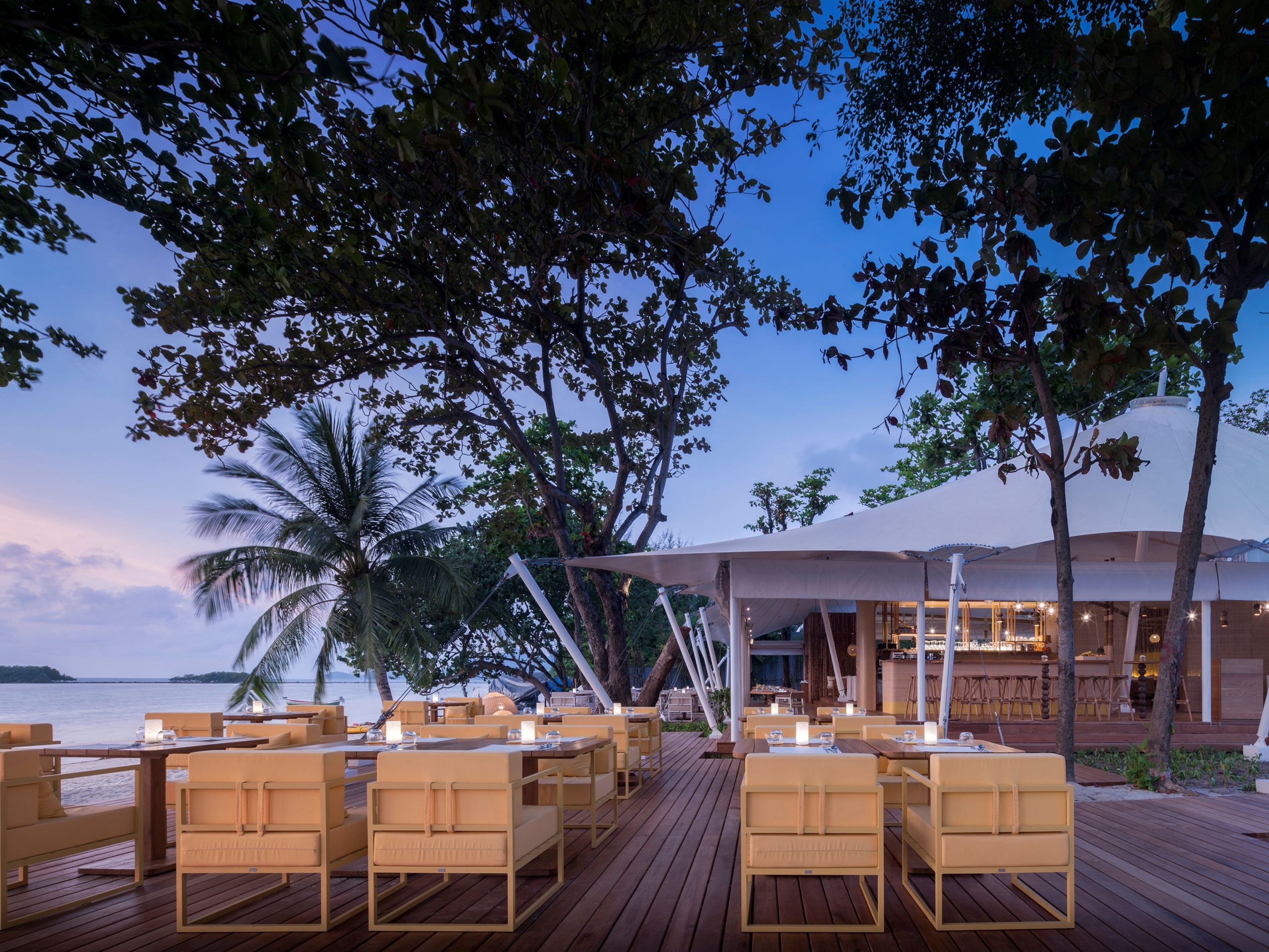 2 restaurants; breakfast and lunch served
