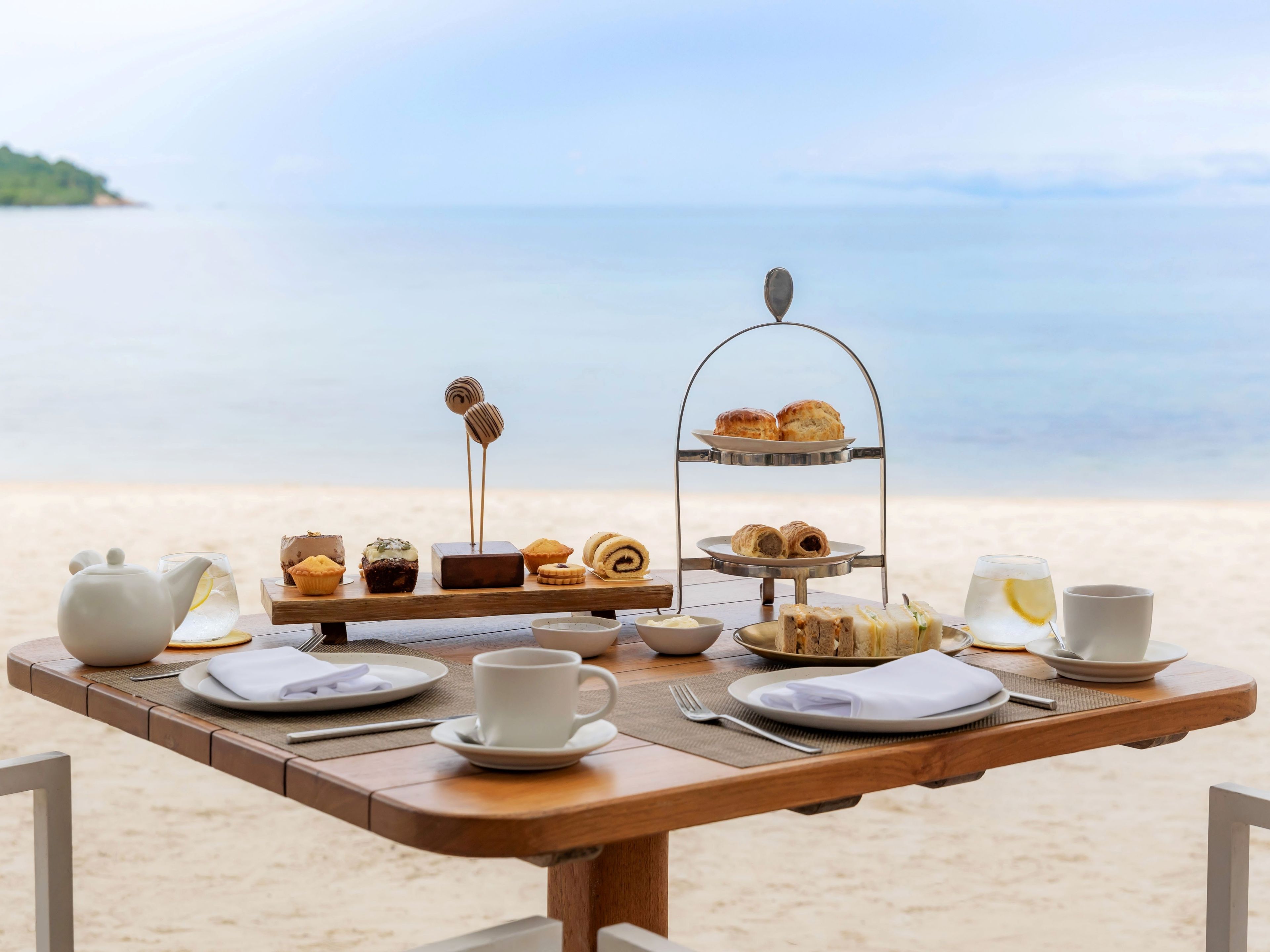 2 restaurants servant le petit déjeuner et le déjeuner