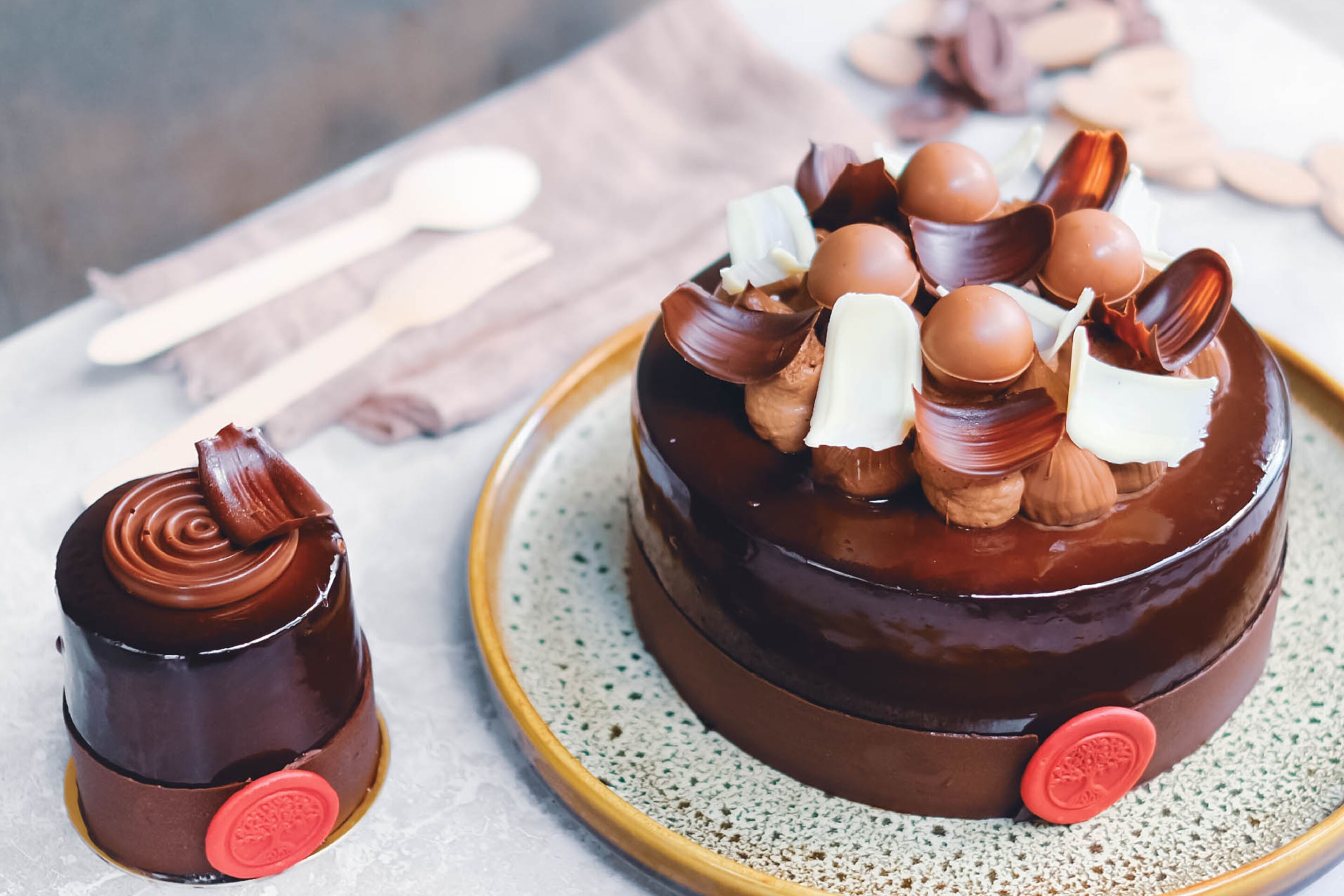 Un pastel de chocolate con nueces y bolitas de chocolate sobre un plato.