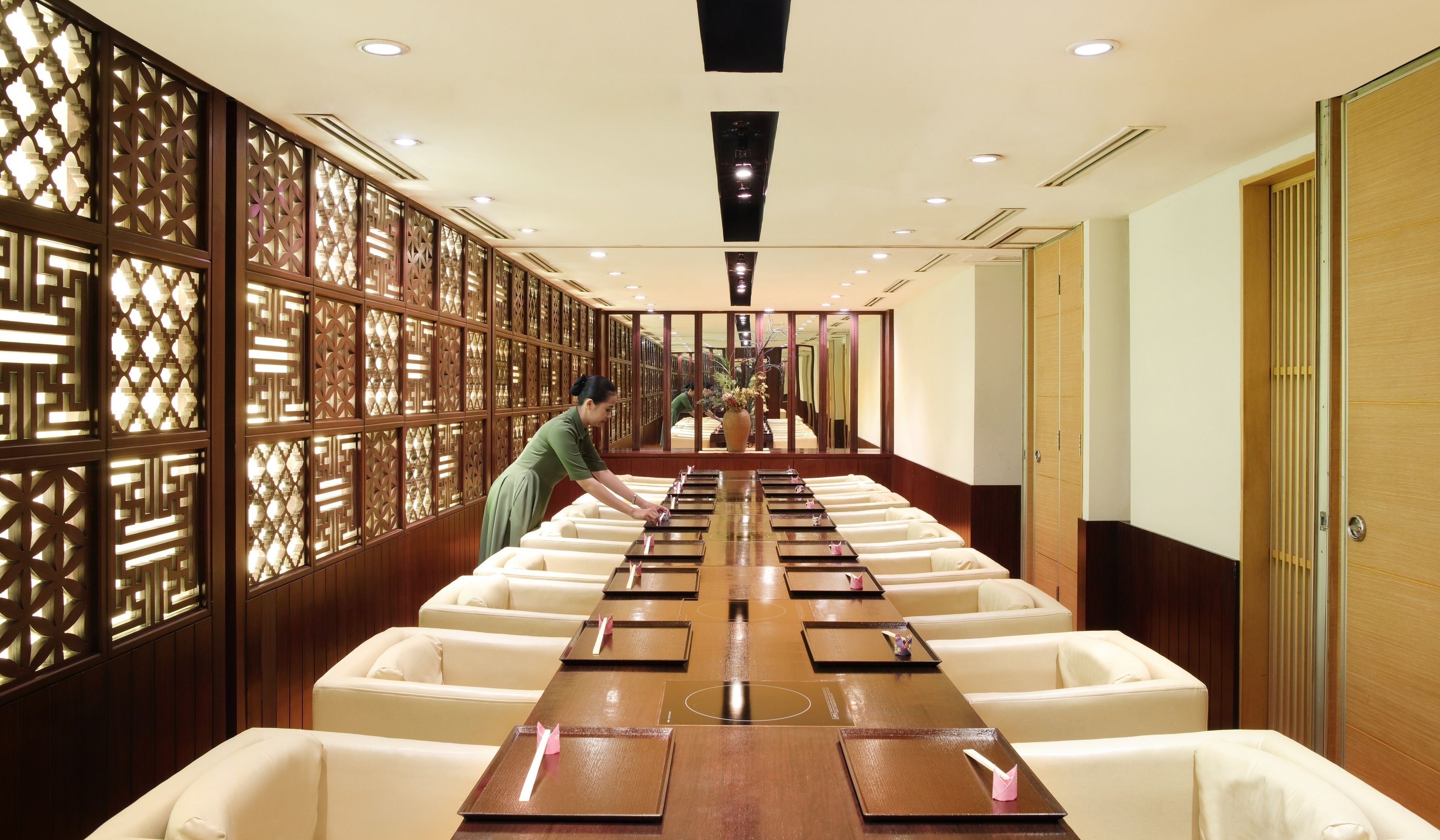 5 restaurants, breakfast, lunch, dinner served; international cuisine