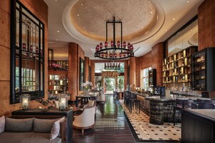 Melayani makan siang dan makan malam