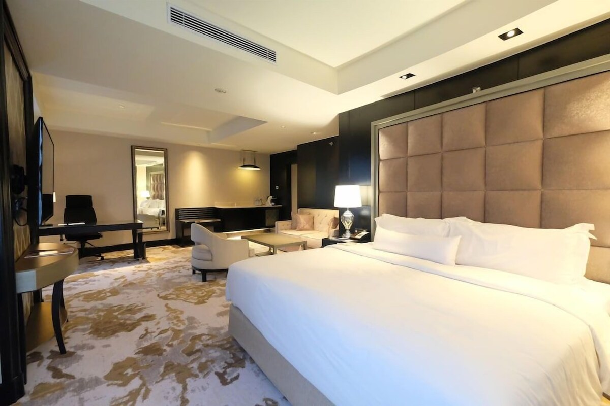 Luxe beddengoed, een minibar, een kluis op de kamer, een bureau