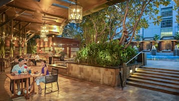 5 restaurantes; se sirven desayunos, almuerzos y cocina internacional