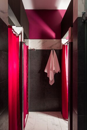 Shower, hair dryer, towels - Cocoon City Hostel (Chania)