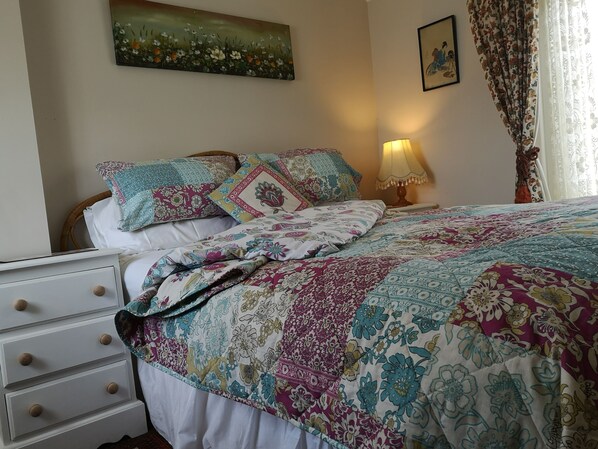 Premium dubbelrum | Individuell inredning, unika möbler, skrivbord och arbetsyta för laptop