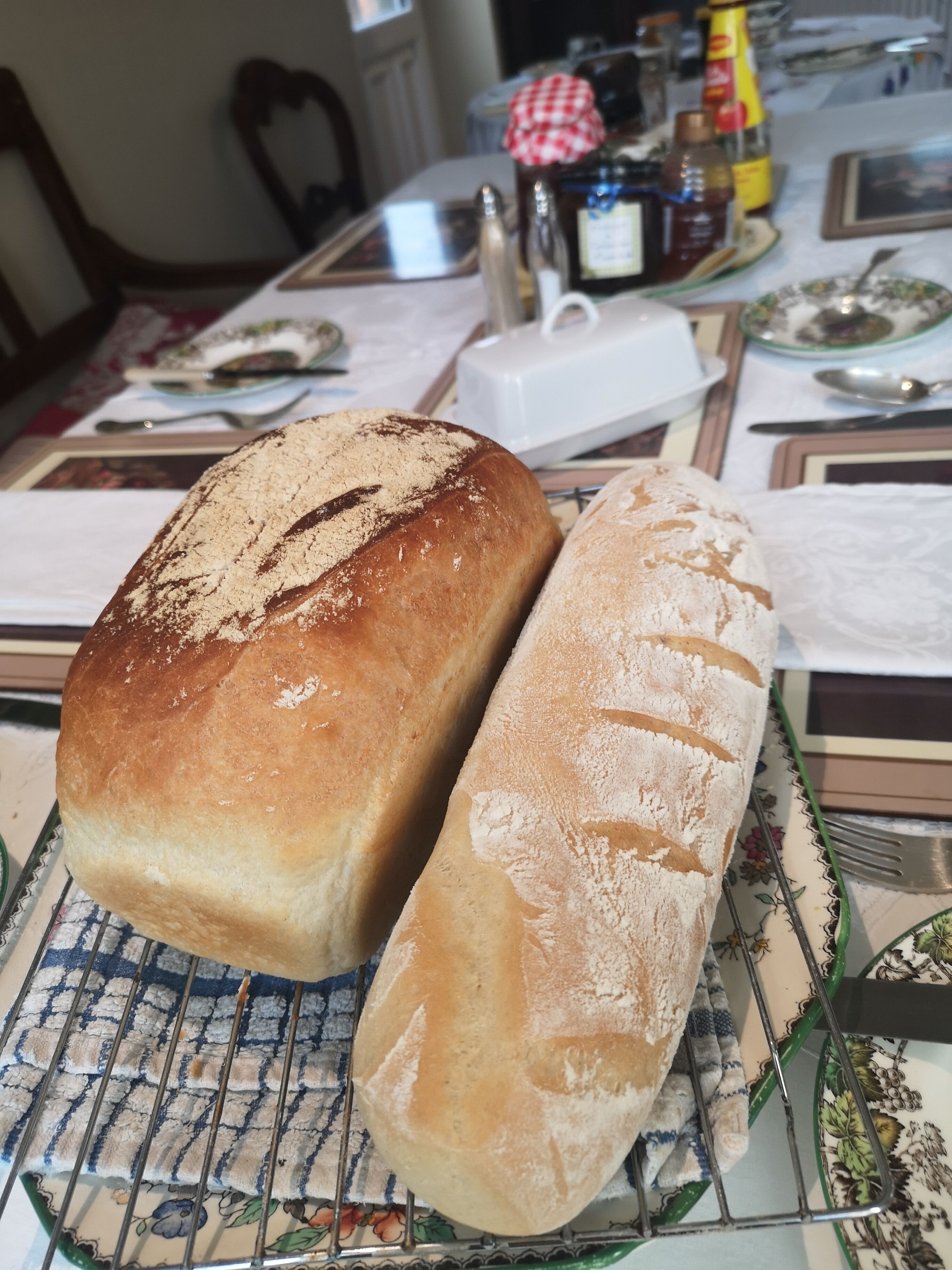 Dos hogazas de pan sobre una rejilla enfriadora.
