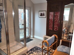 Premium dubbelrum | Badrum | Dusch, gratis toalettartiklar, hårtork och handdukar