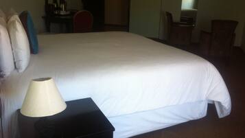 Deluxe Room, Garden View | Desk, free WiFi