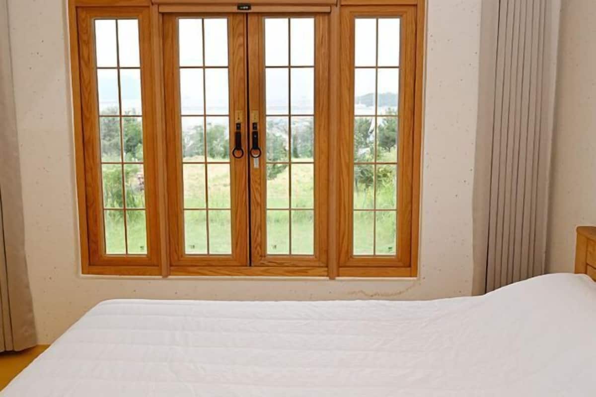 Blackout drapes, free WiFi