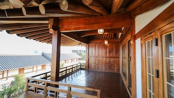 高级房 (Hansil, Ondol Type) | 露台