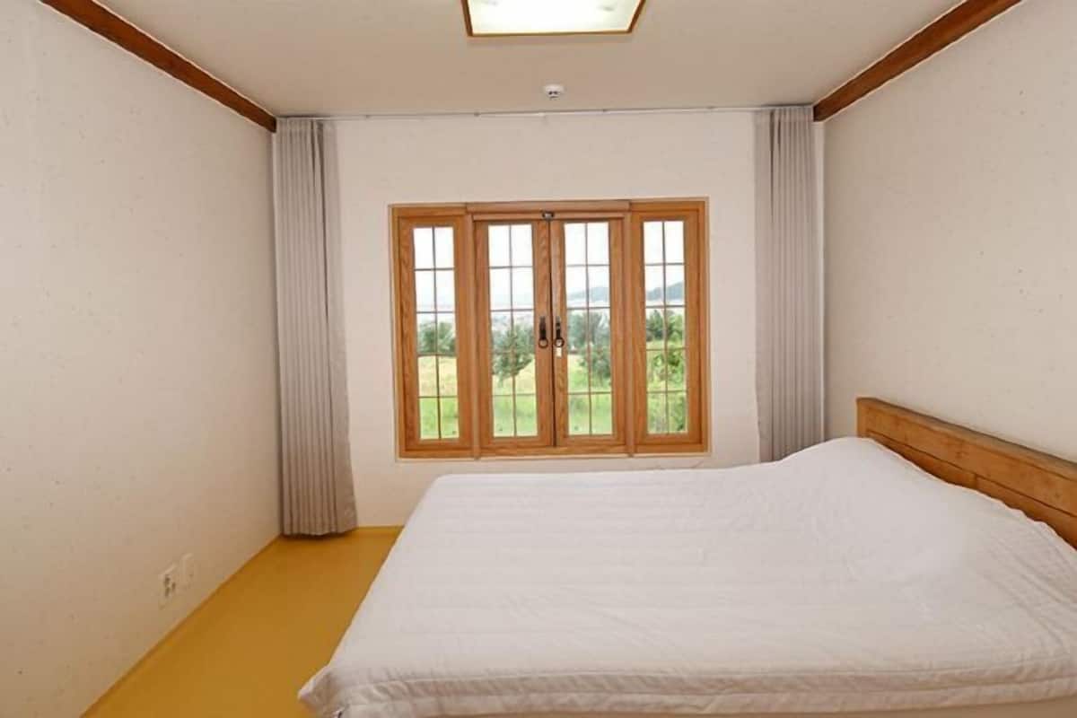 Blackout drapes, free WiFi