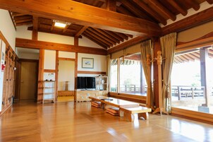 Suite (Odongjae) | Blackout drapes, free WiFi