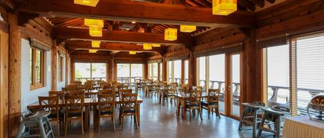 Frokost serveres, utsikt mot havet