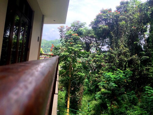 Lake Reach Residence