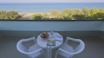 Quarto casal, vista para o mar (3 pax) | Frigobar, cofres nos quartos, escrivaninha, cortinas blackout