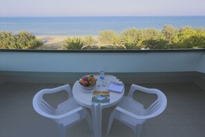 Double Room + 3rd bed, Sea View  | Minibar, in-room safe, desk, blackout drapes - Hotel Ambasciatori (Pineto)