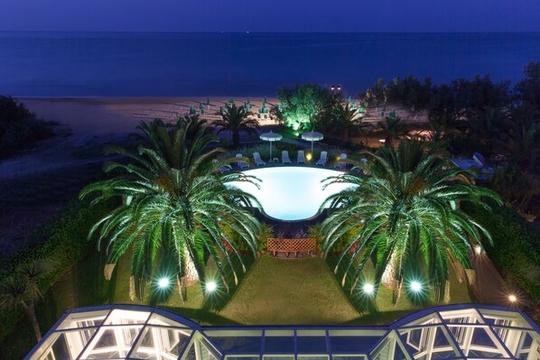 Utendørsbasseng og solsenger