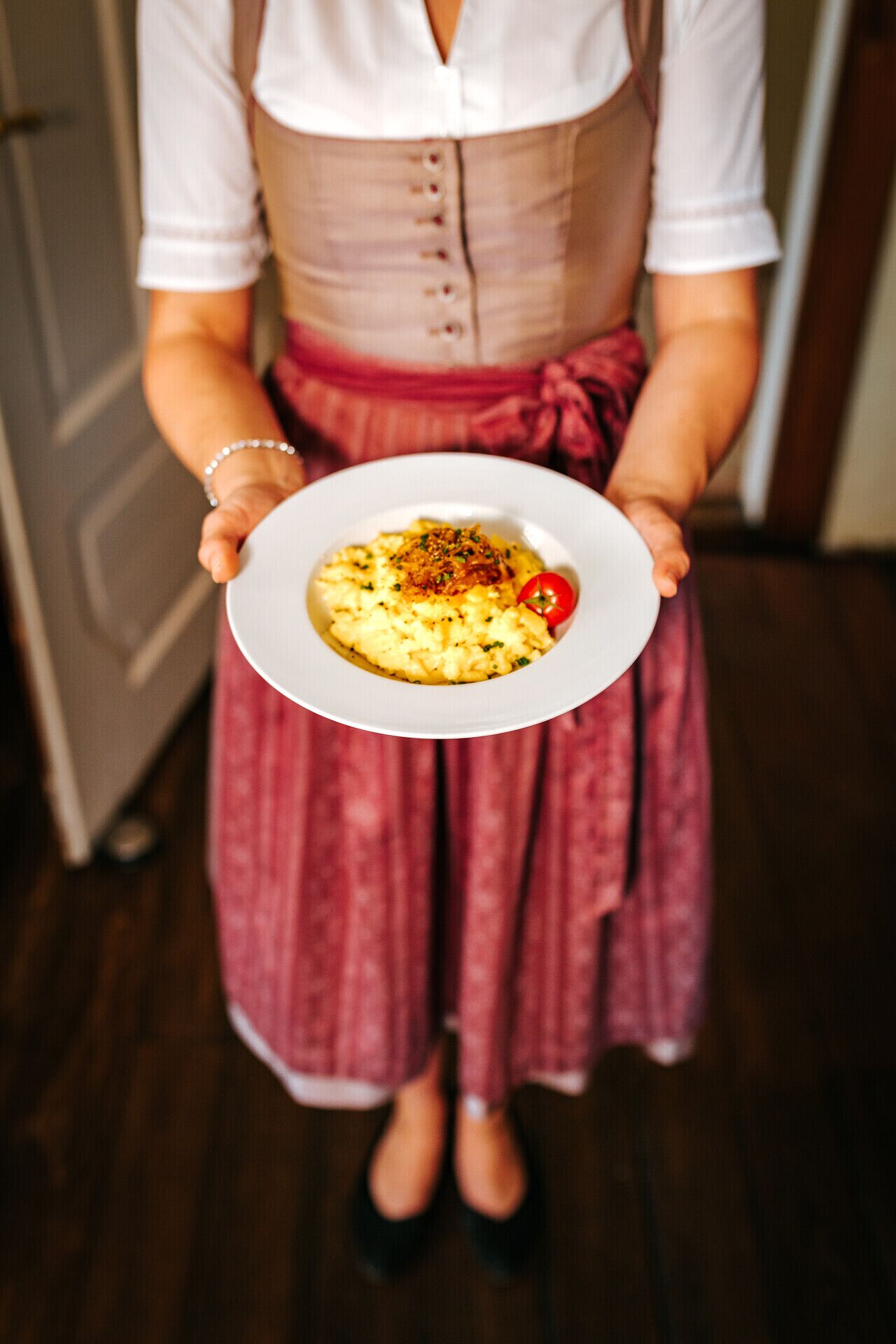 Una persona sosteniendo un plato de comida.