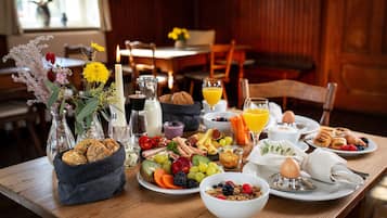 TĂ€gliches FrĂŒhstĂŒcksbuffet (14.90 EUR pro Person)