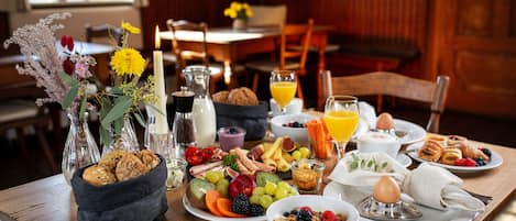 Petit déjeuner buffet (14.90 EUR par personne)
