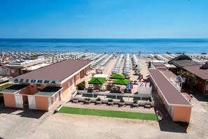 On the beach, sun loungers, beach umbrellas, beach bar - Mayflower Beach Hotel (Cervia)