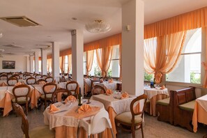 Lunch and dinner served - Mayflower Beach Hotel (Cervia)