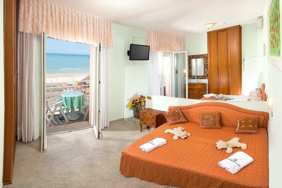 Habitación familiar, vista al mar | Caja de seguridad en la habitación, escritorio y wifi gratis