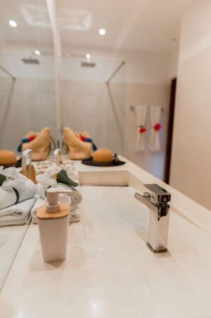 Habitación triple superior, accesible para personas con discapacidad, vistas al jardín | Baño | Ducha, artículos de higiene personal gratuitos y secador de pelo