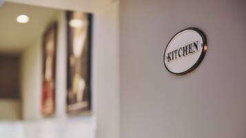 Une pancarte sur un mur indiquant « CUISINE ».