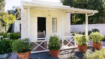 Habitación familiar, vista al jardín, en el área del jardín | Escritorio, tabla de planchar con plancha y wifi gratis