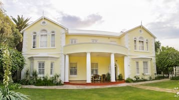 Vista frontal de la propiedad