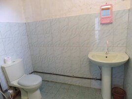 Bañera con ducha, artículos de tocador gratuitos, toallas