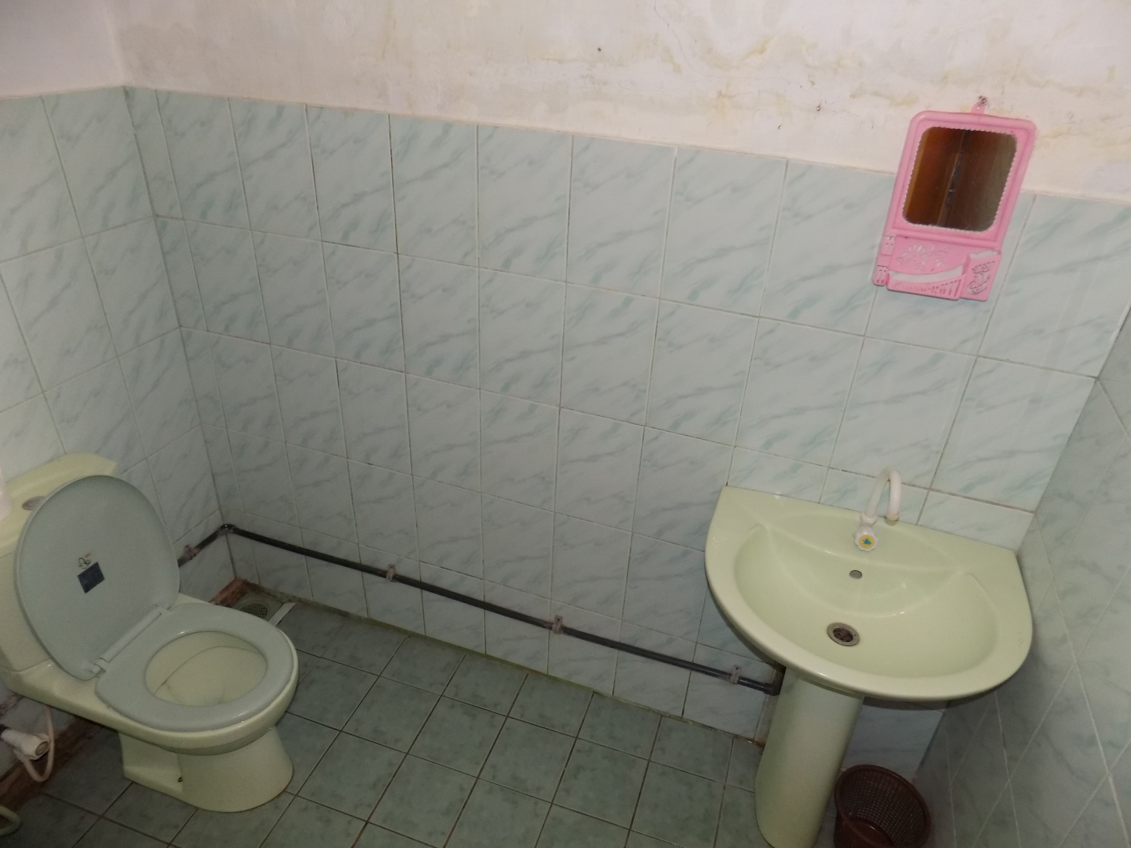 Bañera con ducha, artículos de tocador gratuitos, toallas