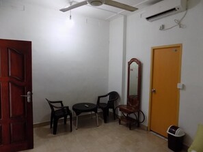 Escritorio, camas supletorias, wifi gratis
