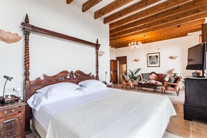 Suite – junior | Sengetøy av topp kvalitet, safe på rommet og individuelt dekorert