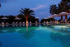 Innendørsbasseng,utendørsbasseng, bassengparasoller og solsenger