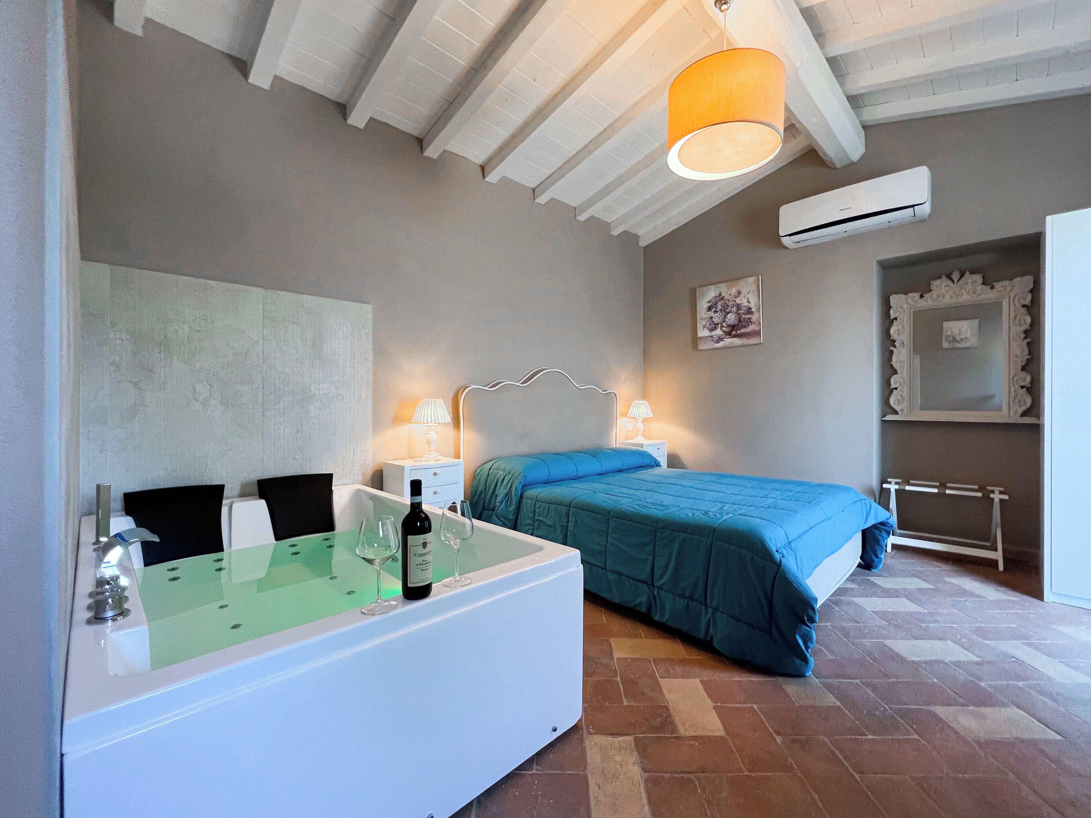 Minibar, caja de seguridad en la habitación y escritorio 