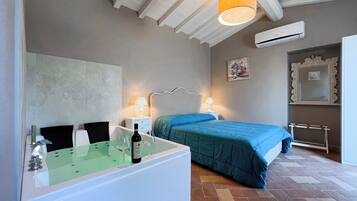 Camera delux con Jacuzzi | Minibar, caja fuerte, escritorio y sistema de insonorización