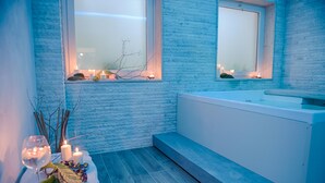 Shower, perlengkapan mandi gratis, pengering rambut, dan handuk