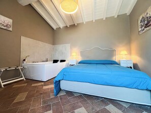 Camera delux con Jacuzzi | Frigobar, cofres nos quartos, escrivaninha, quartos à prova de som
